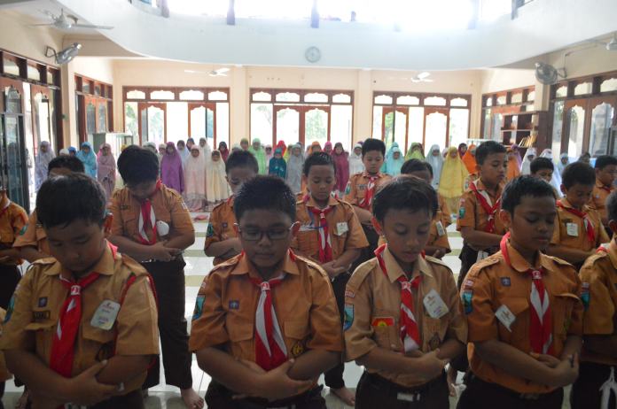 Students praying Duhur.